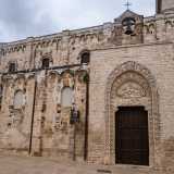 Proprio la visita all�antico portone rappresenta l�ultima tappa del nostro viaggio. Costituisce l�ingresso della chiesa del Rosario, piccolo tempio costruito negli anni 30 in via Giuseppe Millico